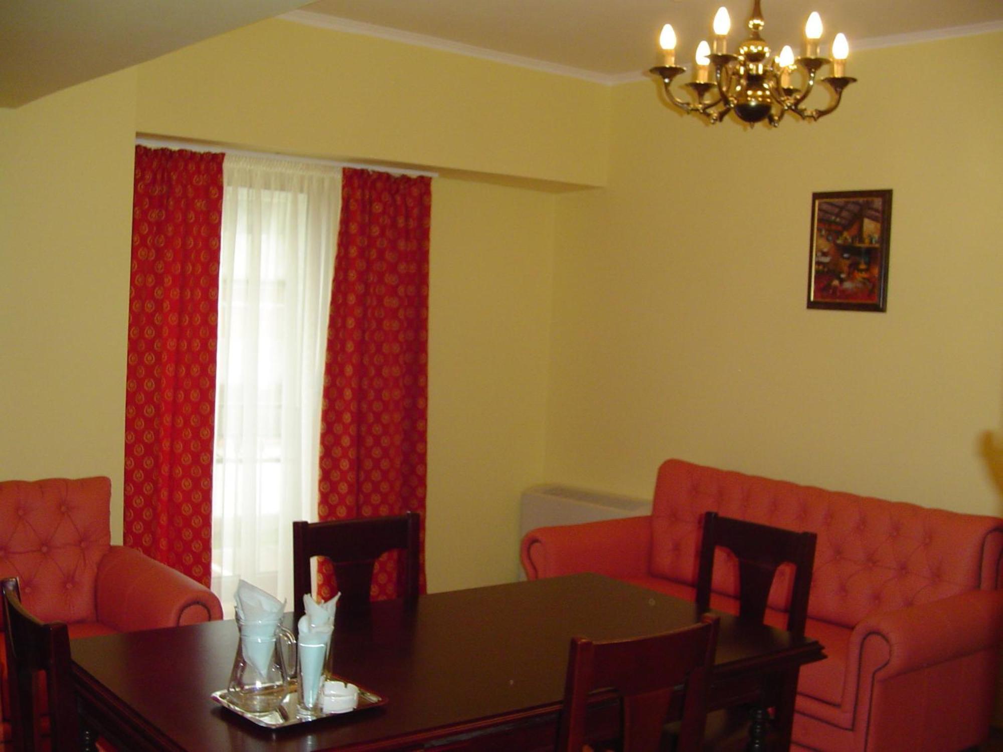 Hotel Europa Плоещ Екстериор снимка