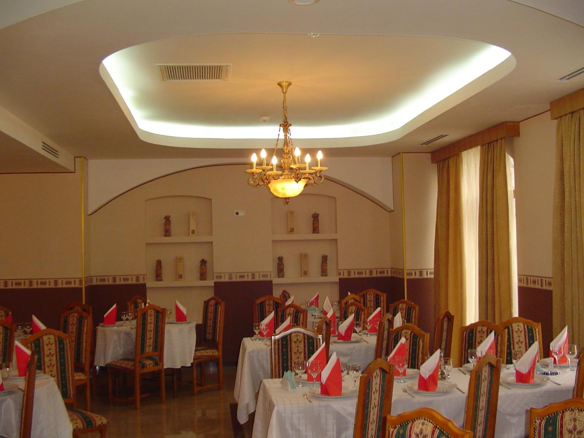 Hotel Europa Плоещ Екстериор снимка