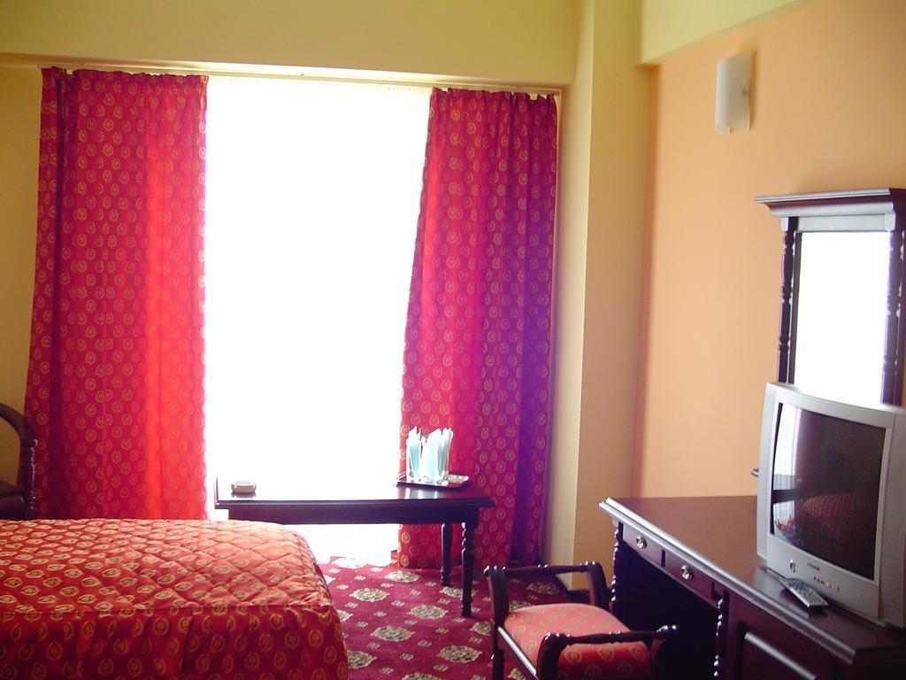 Hotel Europa Плоещ Екстериор снимка
